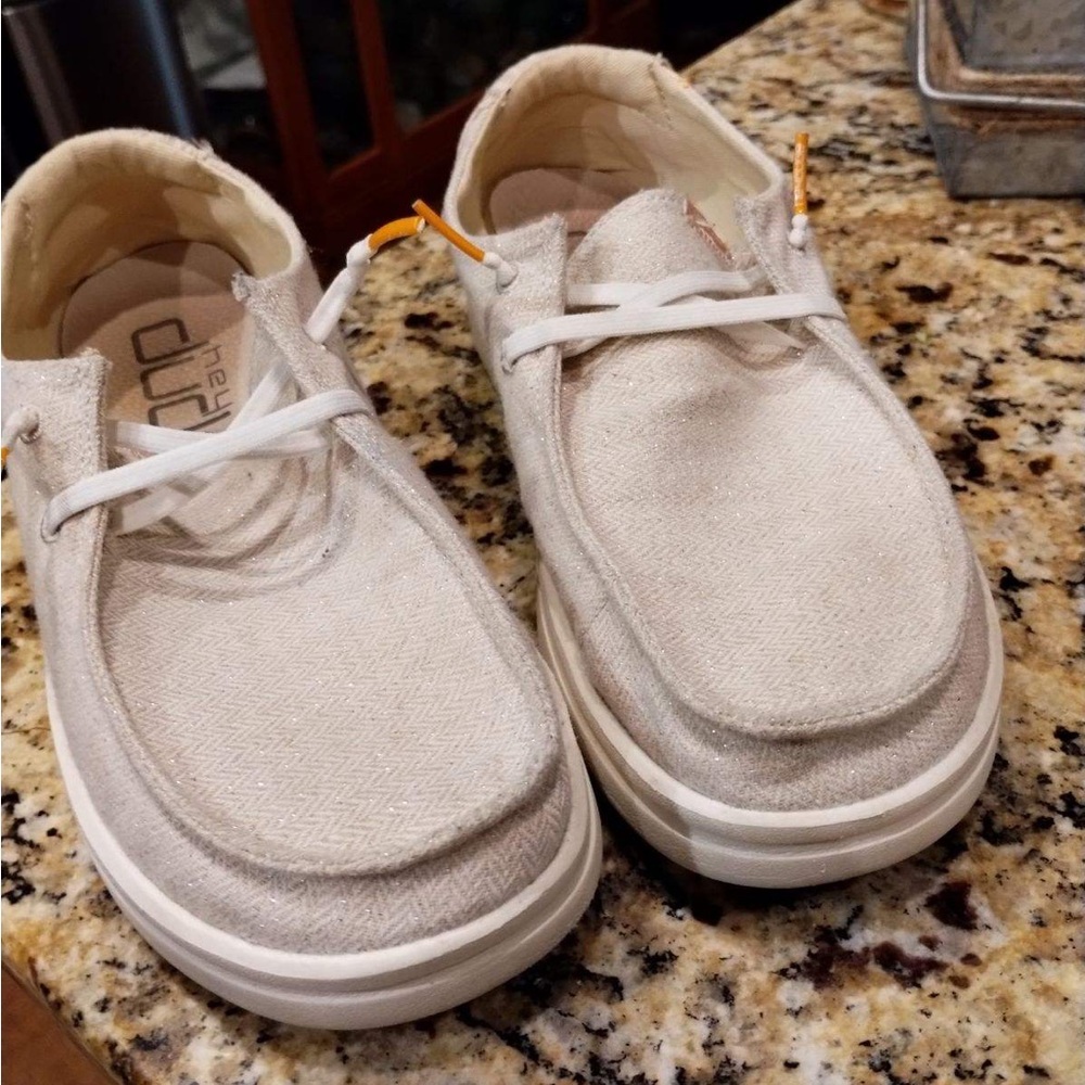 hey dudes size women’s 6 - barley worn